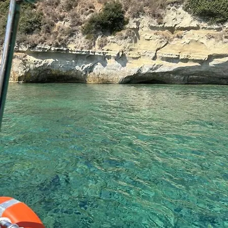 Poseidon Boat Trips بوتيل *