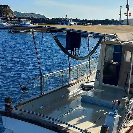 بوتيل Poseidon Boat Trips سفوروناتا
