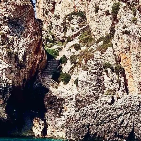 Ботель Poseidon Boat Trips *